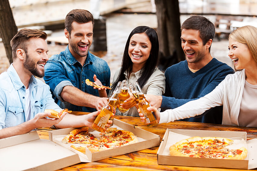 Geniesse die frischeste, von Hand zubereitete Pizza direkt zu dir nach Hause geliefert
